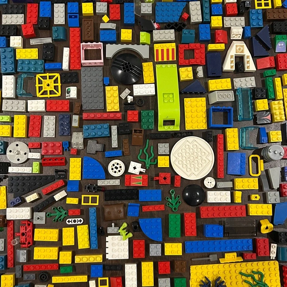 LEGO Bundle , Lots and Lots of LEGO Building Blocks (over 925 pieces)